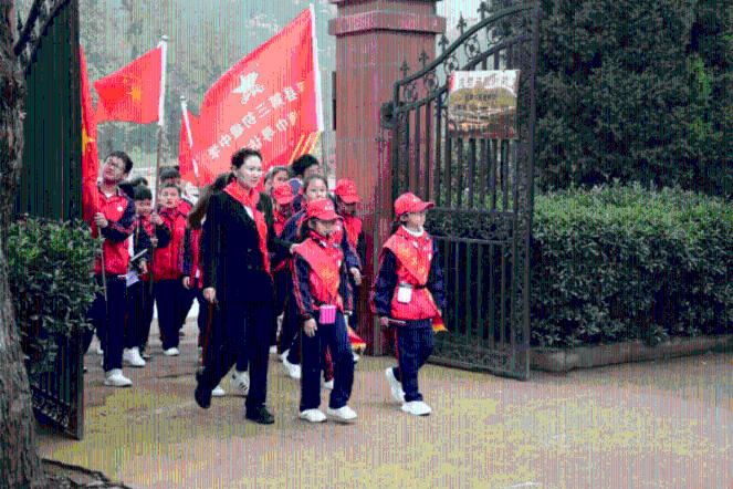 逃离野兽洞